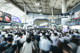 被害妄想が強いと少しでも似てることがあると避けてしまう理由